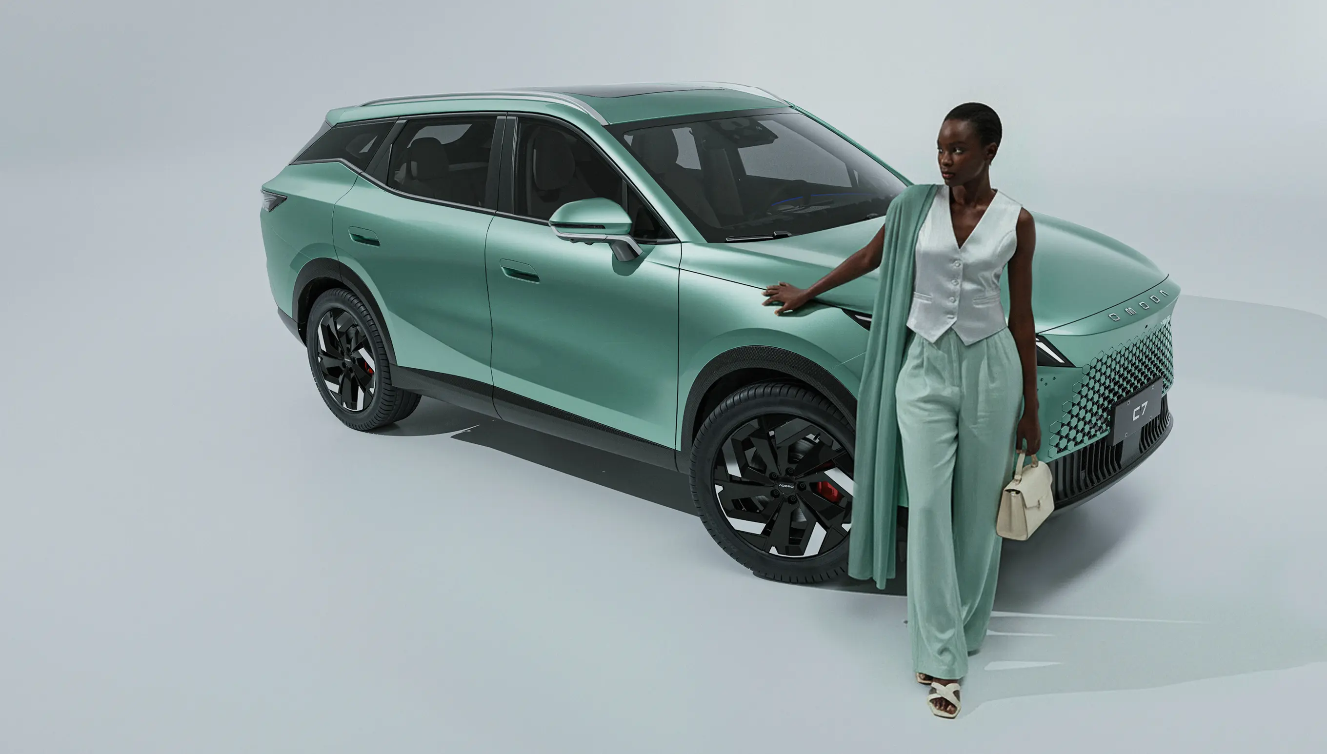 Omoda C7 hero silhouette